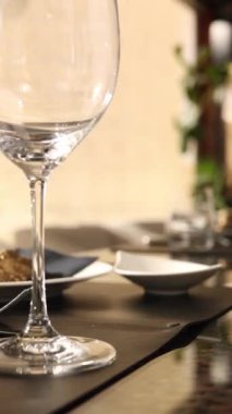 Restoranda bir ziyafet için sofra hazırlama süreci