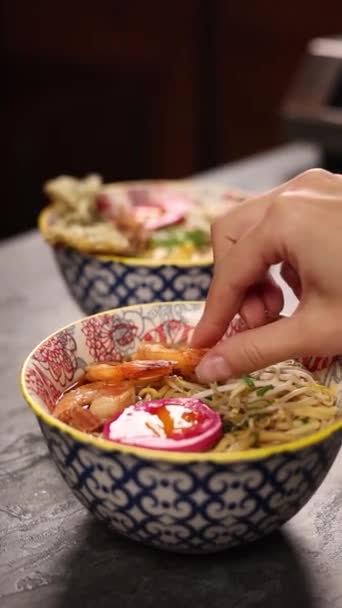 Japanse Ramen Soep Met Garnalen Tafel — Stockvideo