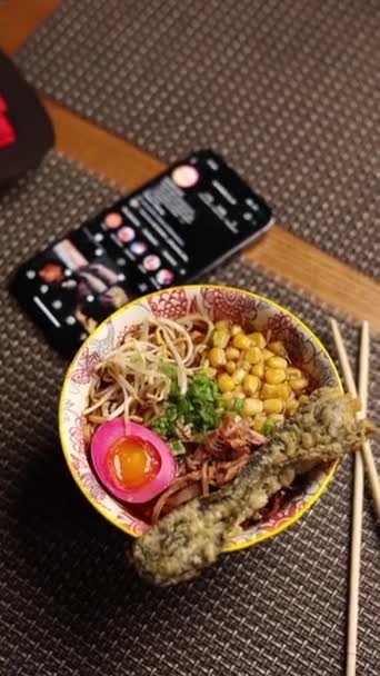 テーブルにエビが入った日本ラーメンスープ — ストック動画