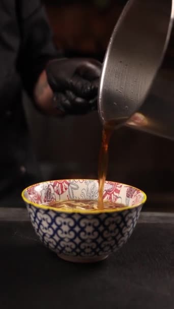 テーブルにエビが入った日本ラーメンスープ — ストック動画