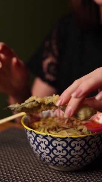 Японский Раменный Суп Креветками Столе — стоковое видео