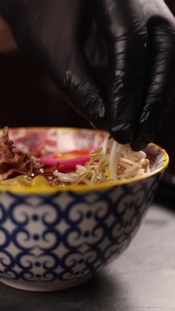 Soupe Ramen Japonaise Aux Crevettes Sur Table — Video