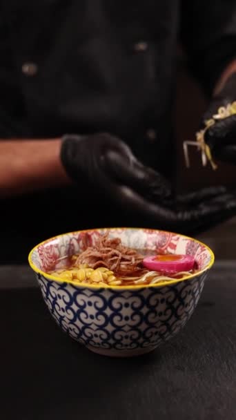 Japońska Zupa Ramen Krewetkami Stole — Wideo stockowe