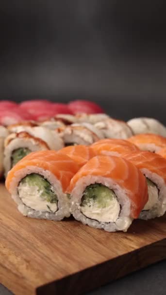 Set Rulouri Sushi Placă Lemn — Videoclip de stoc