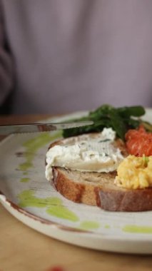 Somonlu tost, krem peynirli, çırpılmış yumurta ve marullu.