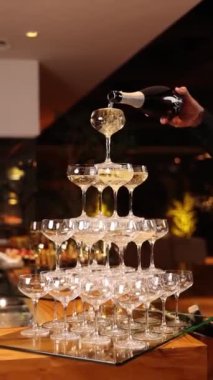 Bir barmen şampanya doldurur. Kapat.