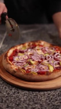 Şef lezzetli pizzalar pişiriyor.