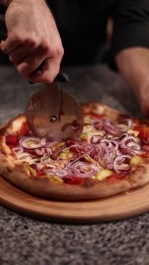 Şef lezzetli pizzalar pişiriyor.