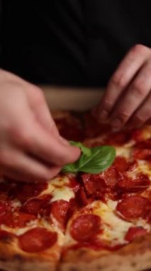 Şef lezzetli pizzalar pişiriyor.