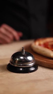 Şef lezzetli pizzalar pişiriyor.