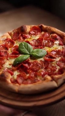 Şef lezzetli pizzalar pişiriyor.