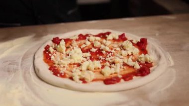Şef lezzetli pizzalar pişiriyor.