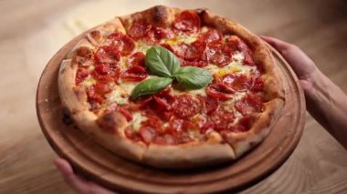 Şef lezzetli pizzalar pişiriyor.