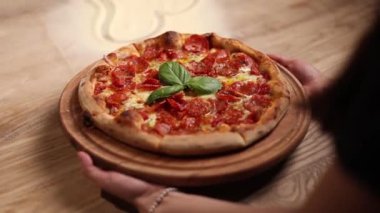 Şef lezzetli pizzalar pişiriyor.