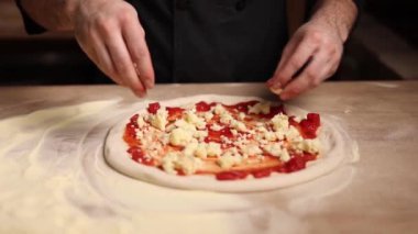 Şef lezzetli pizzalar pişiriyor.