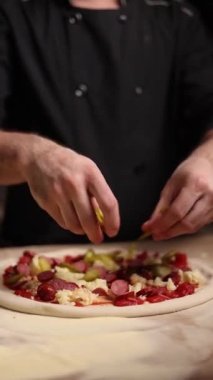 Şef lezzetli pizzalar pişiriyor.