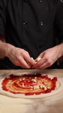 Şef lezzetli pizzalar pişiriyor.