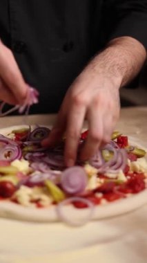 Şef lezzetli pizzalar pişiriyor.