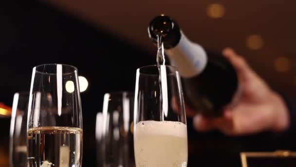 Barista Versa Champagne Vicino — Video Stock
