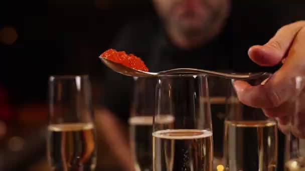 Bartender Häller Upp Champagne Närbild — Stockvideo