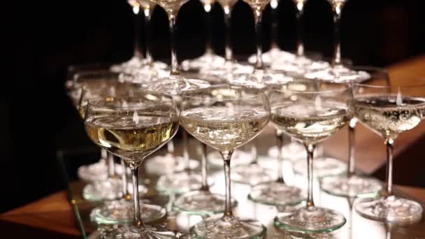 Bir Barmen Şampanya Doldurur Kapat — Stok video