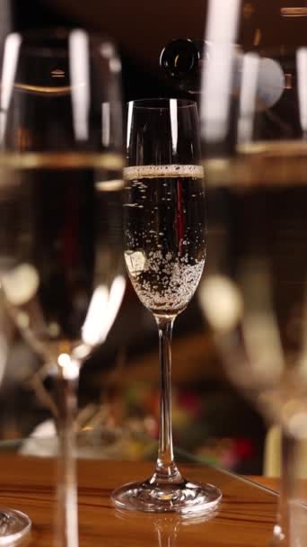 Een Barman Schenkt Champagne Sluiten — Stockvideo