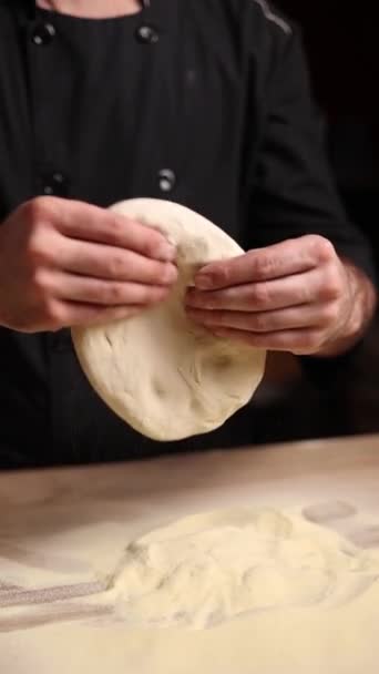 Chef Cuisine Une Délicieuse Pizza — Video