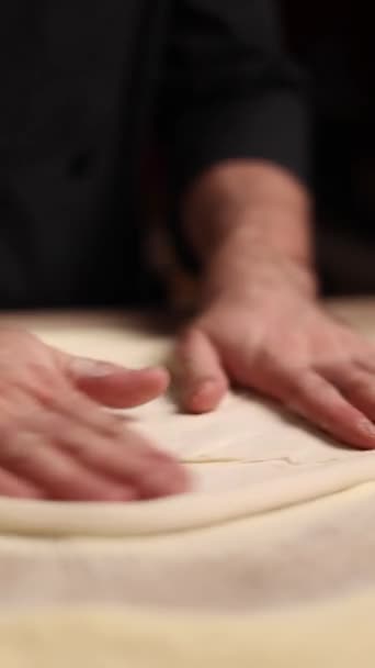 Σεφ Μαγειρεύει Νόστιμη Πίτσα — Αρχείο Βίντεο