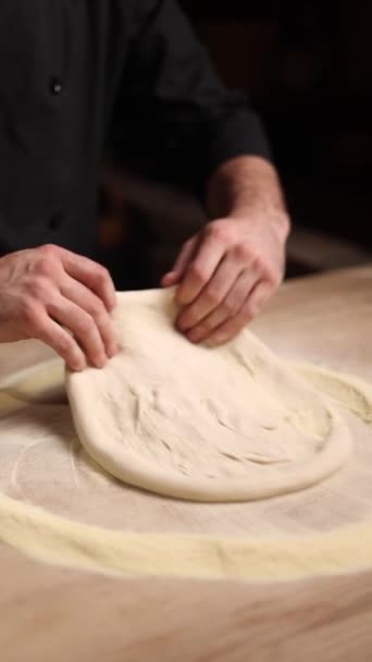 Szef Kuchni Gotuje Pyszną Pizzę — Wideo stockowe