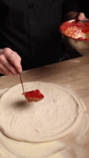 シェフが美味しいピザを作る — ストック動画
