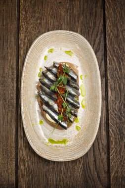 Peynirli lezzetli bruschetta, güneşte kurutulmuş domates ve balık.