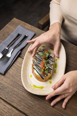 Peynirli lezzetli bruschetta, güneşte kurutulmuş domates ve balık.