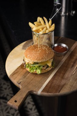 Peynirli, sebzeli ve pirzolalı lezzetli hamburger.