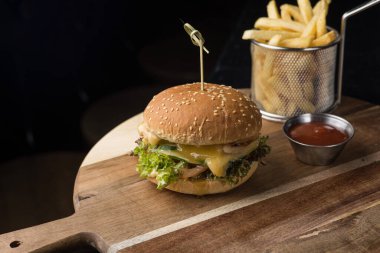 Peynirli, sebzeli ve pirzolalı lezzetli hamburger.