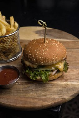 Peynirli, sebzeli ve pirzolalı lezzetli hamburger.