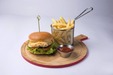 Peynirli, sebzeli ve pirzolalı lezzetli hamburger.