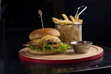 Peynirli, sebzeli ve pirzolalı lezzetli hamburger.