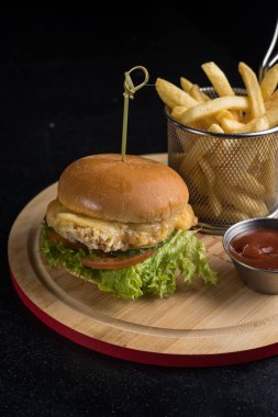 Peynirli, sebzeli ve pirzolalı lezzetli hamburger.