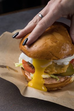 Peynirli, sebzeli ve pirzolalı lezzetli hamburger.