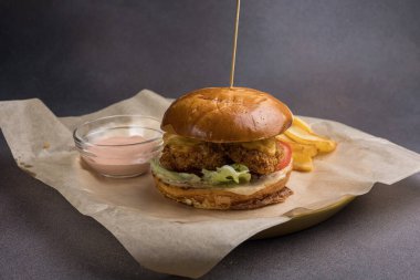 Peynirli, sebzeli ve pirzolalı lezzetli hamburger.