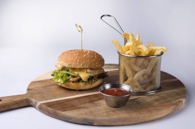 Peynirli, sebzeli ve pirzolalı lezzetli hamburger.