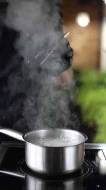 Şef gyoza hazırlıyor. Yakın plan.