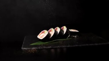 Şef lezzetli börekler hazırlıyor. Yakın plan.