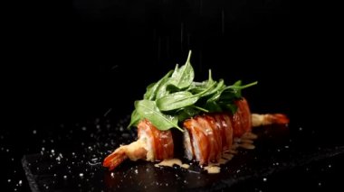 Şef lezzetli börekler hazırlıyor. Yakın plan.