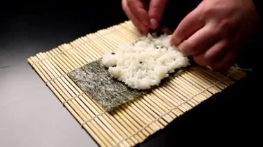 Şef lezzetli börekler hazırlıyor. Yakın plan.