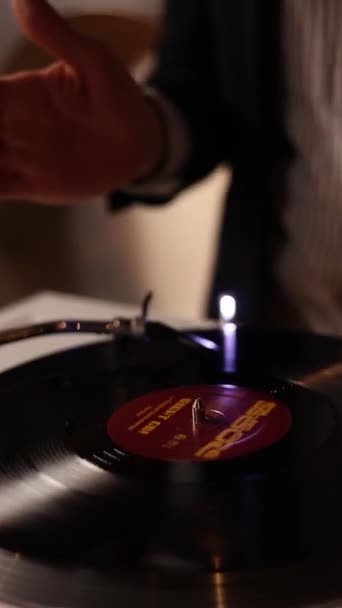 Een Speelt Muziek Vinyl Platen Sluiten — Stockvideo