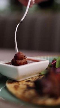 Domates soslu pita ekmeğine Lyulya kebabı. Yakın plan. 