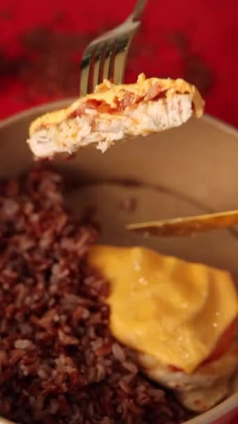 健康食品交付 鸡排和粥 靠近点 — 图库视频影像
