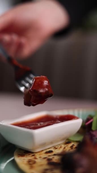 Lyulya Kebab Auf Fladenbrot Mit Tomatensauce Nahaufnahme — Stockvideo