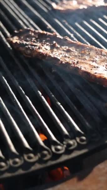 厨师在烤架上煮美味的排骨 后续行动 — 图库视频影像